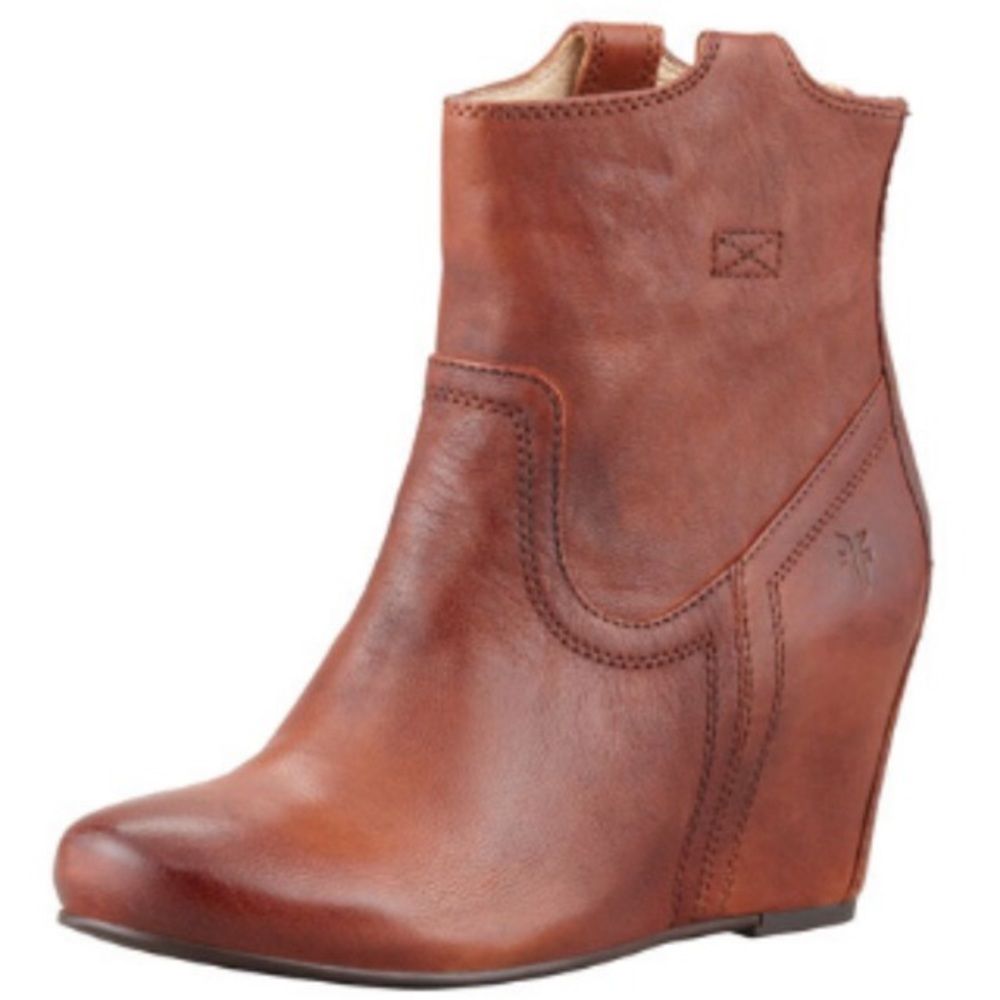 Frye boots size 8.5 gently used condition. Cognac